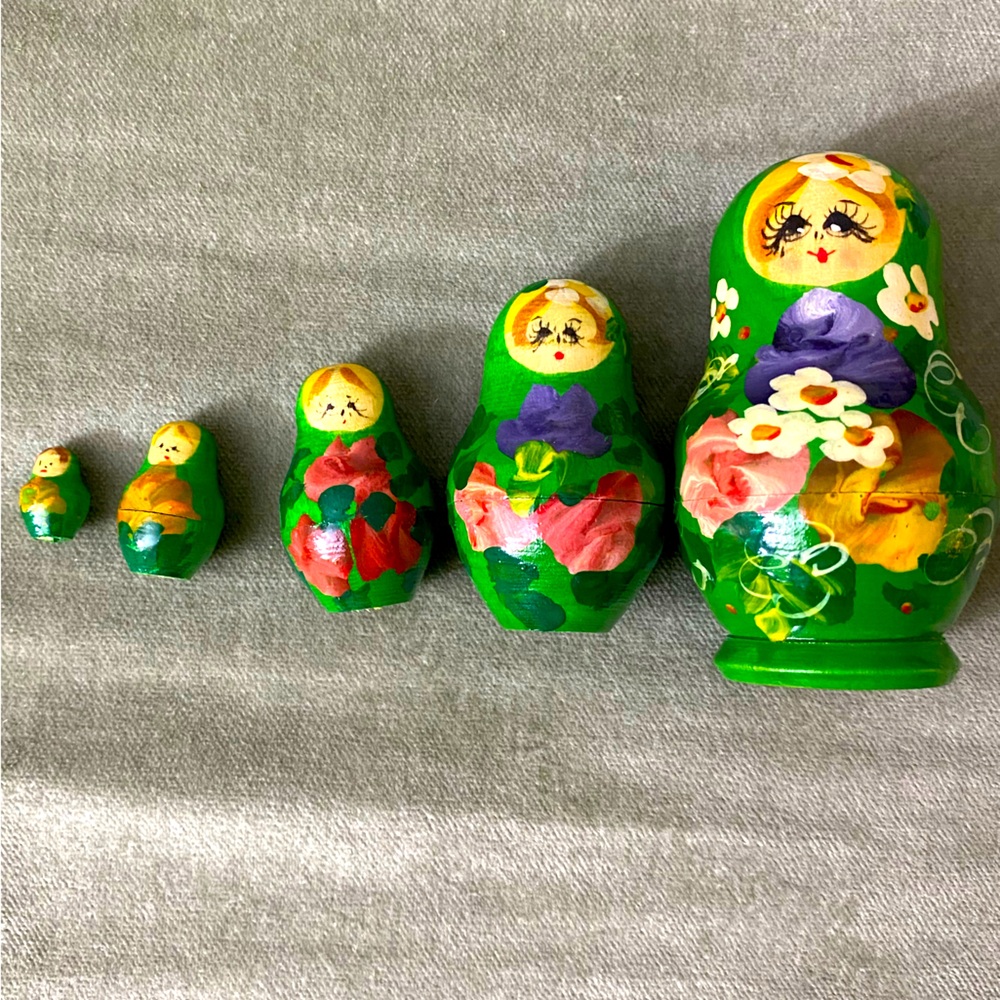 Vintage Colorful Russian Nesting Dolls with 5 dolls hand painted